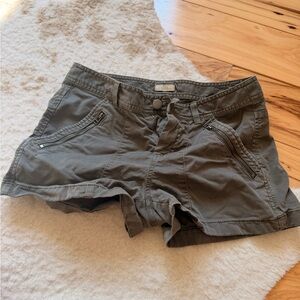 Hinge shorts
